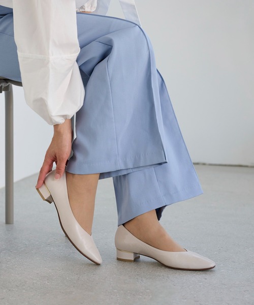 Riz raffinee（リズラフィーネ）の「センターシームパンプス（パンプス・レディース・ブラウン/アイボリー/ブラック・23cm/24.5cm/24cm/23.5cm/22.5cm）」の2枚目の写真