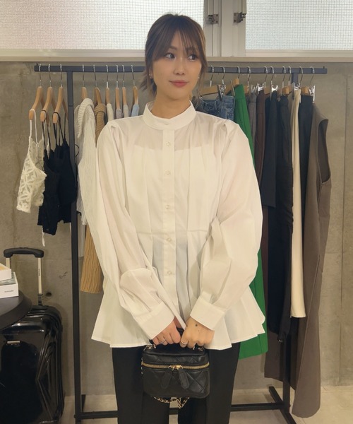 RU.TI.LE(ルチル)の「【RU.TI.LE】ノーカラーウエストタックブラウス(シャツ/ブラウス・レディース・ホワイト/ブラック/ブルー/グレイッシュベージュ・MEDIUM)」の6枚目の写真