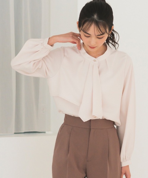 CELEN(セレン)の「【洗える/防シワ加工/UV加工/花粉防止】タックボウタイブラウス 長袖(シャツ/ブラウス・レディース・ホワイト/ブルー/ピンクベージュ・L/M/S)」の3枚目の写真