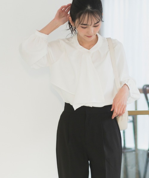 CELEN(セレン)の「【洗える/防シワ加工/UV加工/花粉防止】タックボウタイブラウス 長袖(シャツ/ブラウス・レディース・ホワイト/ブルー/ピンクベージュ・L/M/S)」の2枚目の写真