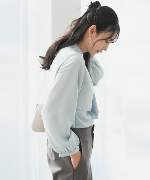 CELEN(セレン)の「【洗える/防シワ加工/UV加工/花粉防止】タックボウタイブラウス 長袖(シャツ/ブラウス・レディース・ホワイト/ブルー/ピンクベージュ・L/M/S)」の8枚目の写真