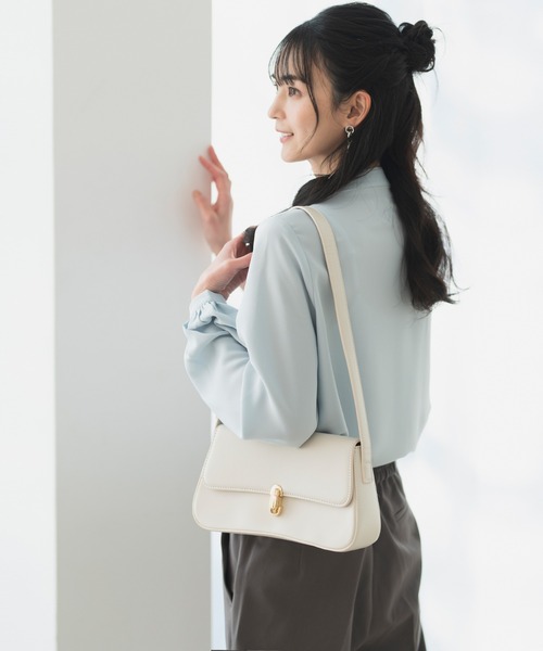 CELEN(セレン)の「【洗える/防シワ加工/UV加工/花粉防止】タックボウタイブラウス 長袖(シャツ/ブラウス・レディース・ホワイト/ブルー/ピンクベージュ・L/M/S)」の6枚目の写真