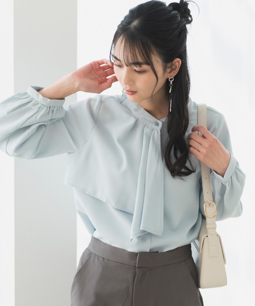 CELEN(セレン)の「【洗える/防シワ加工/UV加工/花粉防止】タックボウタイブラウス 長袖(シャツ/ブラウス・レディース・ホワイト/ブルー/ピンクベージュ・L/M/S)」の4枚目の写真