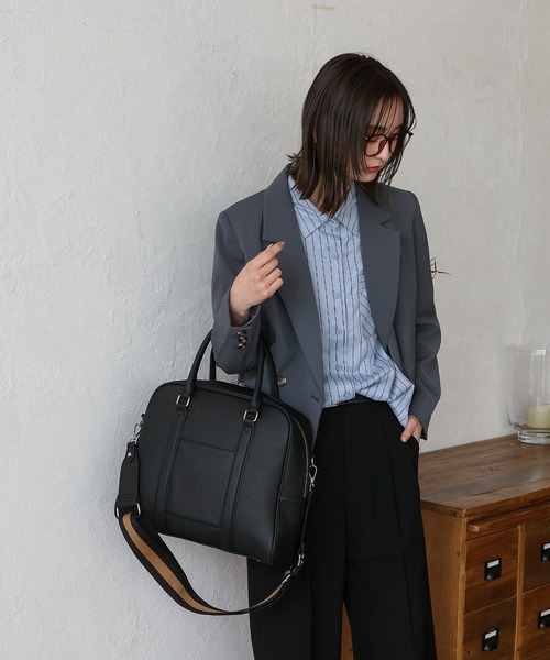 VitaFelice（ヴィータフェリーチェ）の「本革2wayスクエアボストンバッグ（ボストンバッグ・レディース・ブラック/ダークグレー/ベージュ系・FREE）」の2枚目の写真