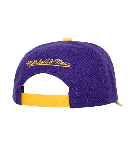 Mitchell&Ness(ミッチェル&ネス)の「Mitchell & Ness NBA TEAM SCRIPT 2.0 PRO SNAPBACK(ミッチェル&ネス NBA チーム スクリプト 2.0 プロ スナップバック)(キャップ・メンズ・パープル系/レッド系・FREE)」の3枚目の写真