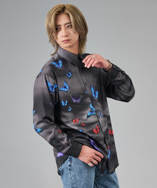 REGIEVO(レジエボ)の「鮮やかなバタフライプリントシャツ(シャツ/ブラウス・メンズ・ブラック/オフホワイト・MEDIUM/LARGE)」の2枚目の写真