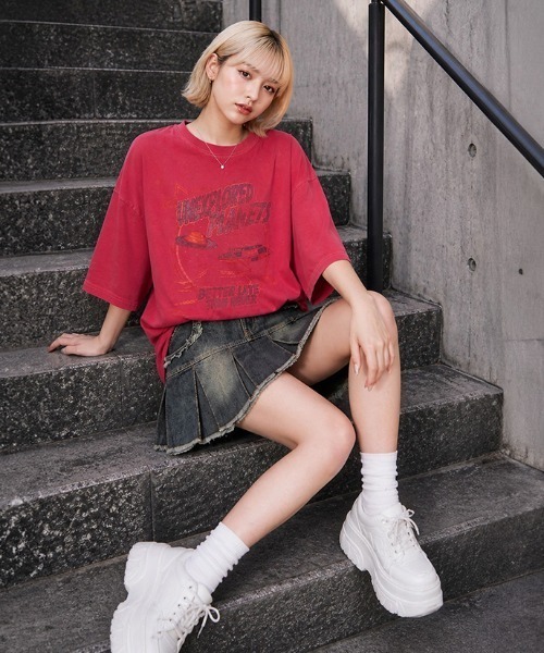GORGE(ゴージ)の「《ピグメント加工×ヴィンテージ風ロゴ》ユニセックス ビッグTシャツ 半袖 古着風 春夏秋対応(Tシャツ/カットソー・レディース・スミクロ/ブルー/ピンク/ネイビー/レッド・F)」の5枚目の写真