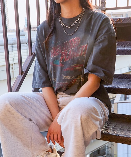 GORGE（ゴージ）の「《ピグメント加工×ヴィンテージ風ロゴ》ユニセックス ビッグTシャツ 半袖 古着風 春夏秋対応（Tシャツ/カットソー・レディース・スミクロ/ブルー/ピンク・F）」の4枚目の写真