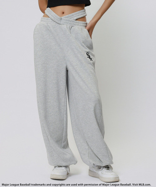 BACK TO THE FIELD(バック トゥー ザ フィールド)の「【MLB】刺しゅうロゴウエストカットバレルレッグスウェットパンツ(スウェットパンツ・レディース・ホワイト/ブラック/ブルー/グレー/ピンク・FREE)」の3枚目の写真