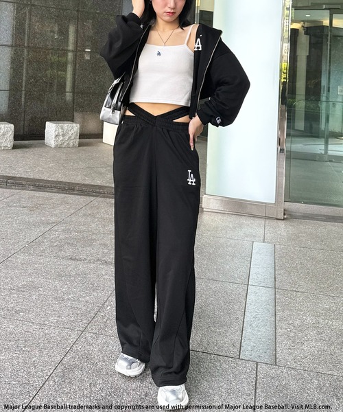 BACK TO THE FIELD(バック トゥー ザ フィールド)の「【MLB】刺しゅうロゴウエストカットバレルレッグスウェットパンツ(スウェットパンツ・レディース・ホワイト/ブラック/ブルー/グレー/ピンク・FREE)」の6枚目の写真