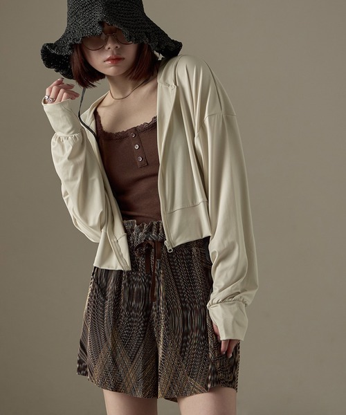 Fashion Letter（ファッションレター）の「UPF50+ 接触冷感 指穴付き クロップド丈ラッシュガードパーカー（ラッシュガード・レディース・ブルー系その他/ブラック/ベージュ/ホワイト・M～Ｌ/L～LL）」の4枚目の写真