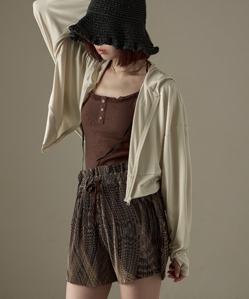 Fashion Letter（ファッションレター）の「UPF50+ 接触冷感 指穴付き クロップド丈ラッシュガードパーカー（ラッシュガード・レディース・ブルー系その他/ブラック/ベージュ/ホワイト・M～Ｌ/L～LL）」の9枚目の写真