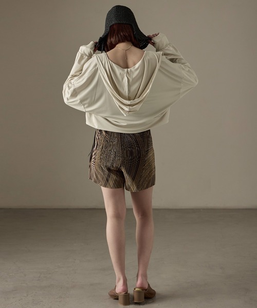 Fashion Letter（ファッションレター）の「UPF50+ 接触冷感 指穴付き クロップド丈ラッシュガードパーカー（ラッシュガード・レディース・ブルー系その他/ブラック/ベージュ/ホワイト・M～Ｌ/L～LL）」の10枚目の写真