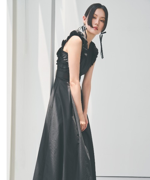 AND COUTURE(アンドクチュール)の「ショルダーフリルベルト付きワンピース(ワンピース・レディース・ブラック/ダークグリーン・FREE)」の10枚目の写真