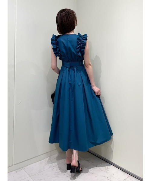 AND COUTURE(アンドクチュール)の「ショルダーフリルベルト付きワンピース(ワンピース・レディース・ブラック/ダークグリーン・FREE)」の8枚目の写真