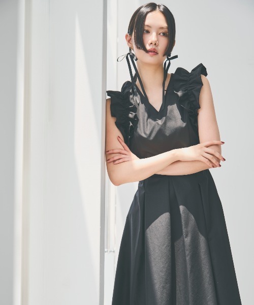 AND COUTURE(アンドクチュール)の「ショルダーフリルベルト付きワンピース(ワンピース・レディース・ブラック/ダークグリーン・FREE)」の9枚目の写真