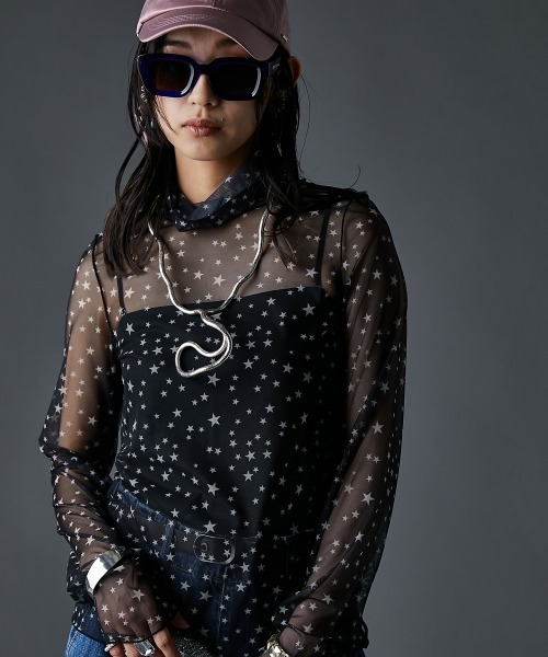 GEVS.（ジェイヴィス）の「星プリントハイネックプルオーバー(透け素材)＜大きいサイズ有＞GEVS.（Tシャツ/カットソー・レディース・アイボリー/ブラック・M/L/LL/3L/4L/5L）」の2枚目の写真