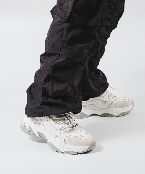 STEVE MADDEN（スティーブマデン）の「グラフィカルソールスニーカー/S.MADDEN ANIMATES-VA（スニーカー・レディース・ホワイト×グレー・22.5cm/23.0cm/23.5cm/23.5-24/24.0cm/24.5cm/25.0cm）」の2枚目の写真