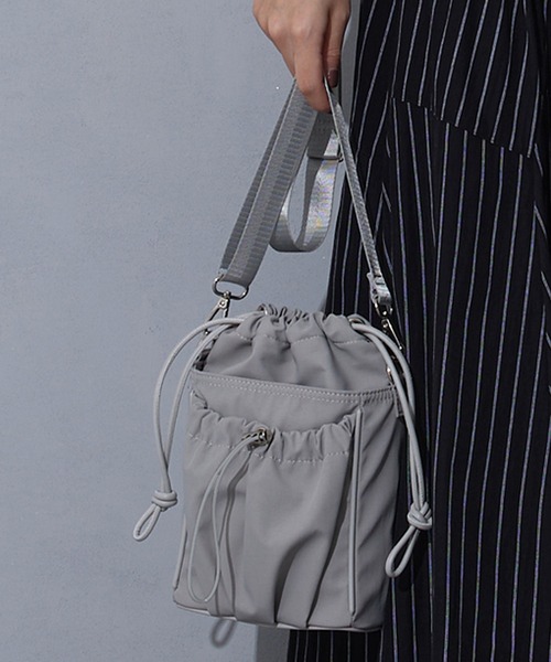 NICOLE white（ニコルホワイト）の「巾着ショルダーBAG（ショルダーバッグ・レディース・ブラック/グレー/アイボリー・FREE）」の3枚目の写真