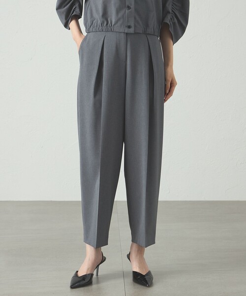 CAST:(キャストコロン)の「【着用シワ軽減/セットアップ対応】タックフォルムパンツ(スラックス・レディース・ネイビー/グレー系その他2・S/L/M)」の1枚目の写真