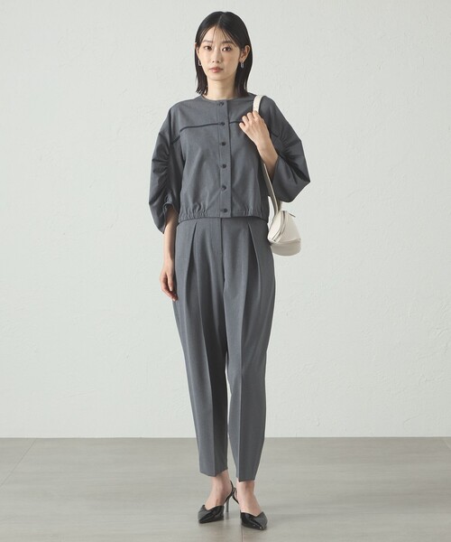 CAST:(キャストコロン)の「【着用シワ軽減/セットアップ対応】タックフォルムパンツ(スラックス・レディース・ネイビー/グレー系その他2・S/L/M)」の3枚目の写真