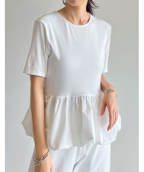 Re:EDIT(リエディ)の「フライス異素材切り替え裾バルーン半袖トップス(Tシャツ/カットソー・レディース・ホワイト/ブラック・MEDIUM/LARGE)」の1枚目の写真