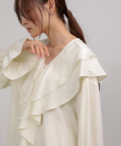 Bab（バブ）の「ダブルラッフルカラーブラウス（シャツ/ブラウス・レディース・ブラック/アイボリー/オフホワイト・M）」の6枚目の写真