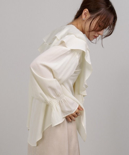 Bab（バブ）の「ダブルラッフルカラーブラウス（シャツ/ブラウス・レディース・ブラック/アイボリー/オフホワイト・M）」の9枚目の写真