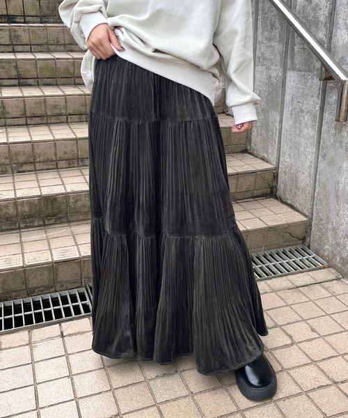 CRB(シーアールビー)の「フェイクスウェードティアードロングスカート(スカート・レディース・ブラック/カーキ/ブラウン/ベージュ/グレー・F)」の1枚目の写真