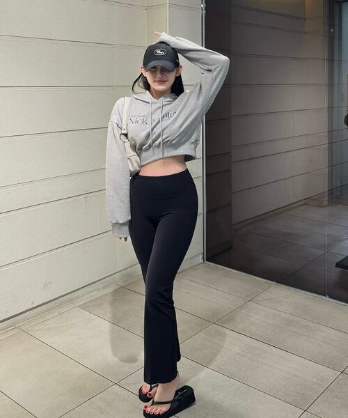NICK&NICOLE(ニックアンドニコール)の「NICOLE SIGNATURE LOGO CROP HOODY_MELANGE GRAY(パーカー・レディース・その他・FREE)」の4枚目の写真
