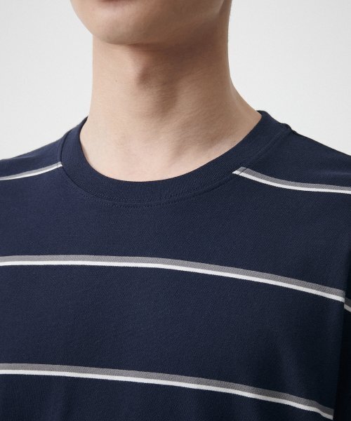 MUSINSA STANDARD（ムシンサスタンダード）の「マルチストライプリラックスティーシャツ2 [ネイビー]（Tシャツ/カットソー・メンズ・その他・SMALL/MEDIUM/LARGE/X-LARGE/XX-LARGE）」の3枚目の写真