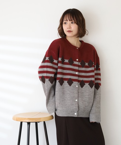 Emago(イマゴ)の「EMAGO 三段ジャガードカーデ 長袖(カーディガン/ボレロ・レディース・アイボリー/杢グレー/レッド・FREE)」の2枚目の写真