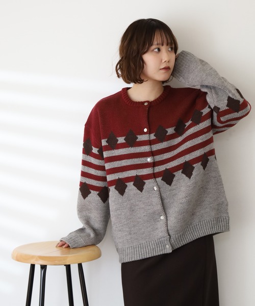 Emago(イマゴ)の「EMAGO 三段ジャガードカーデ 長袖(カーディガン/ボレロ・レディース・アイボリー/杢グレー/レッド・FREE)」の9枚目の写真