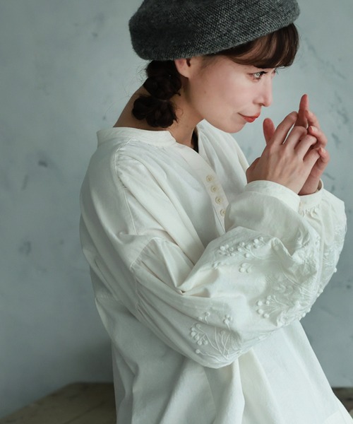 soulberry(ソウルベリー)の「野ばらの実の刺繍ブラウス(シャツ/ブラウス・レディース・オフホワイト・M/L/LL/3L/4L/5L)」の1枚目の写真