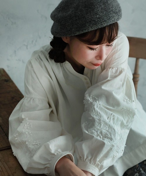 soulberry(ソウルベリー)の「野ばらの実の刺繍ブラウス(シャツ/ブラウス・レディース・オフホワイト・M/L/LL/3L/4L/5L)」の4枚目の写真