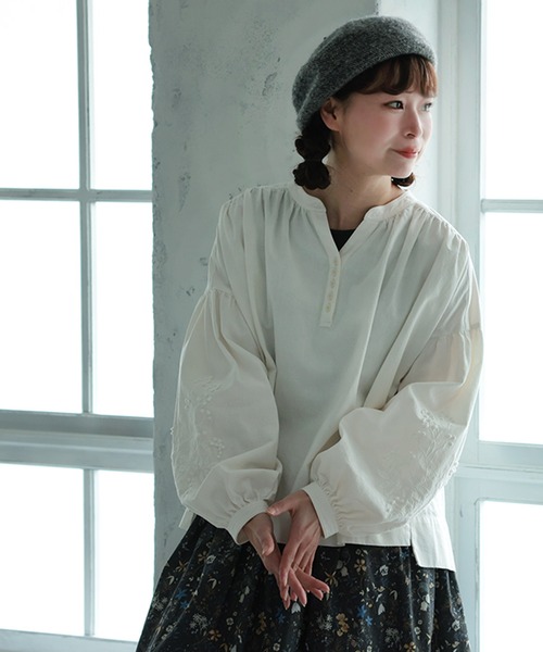 soulberry(ソウルベリー)の「野ばらの実の刺繍ブラウス(シャツ/ブラウス・レディース・オフホワイト・M/L/LL/3L/4L/5L)」の3枚目の写真