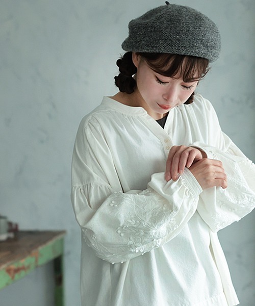 soulberry(ソウルベリー)の「野ばらの実の刺繍ブラウス(シャツ/ブラウス・レディース・オフホワイト・M/L/LL/3L/4L/5L)」の2枚目の写真