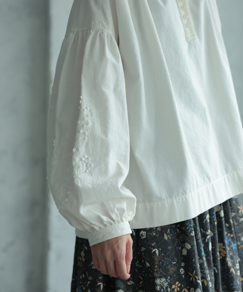 soulberry(ソウルベリー)の「野ばらの実の刺繍ブラウス(シャツ/ブラウス・レディース・オフホワイト・M/L/LL/3L/4L/5L)」の14枚目の写真