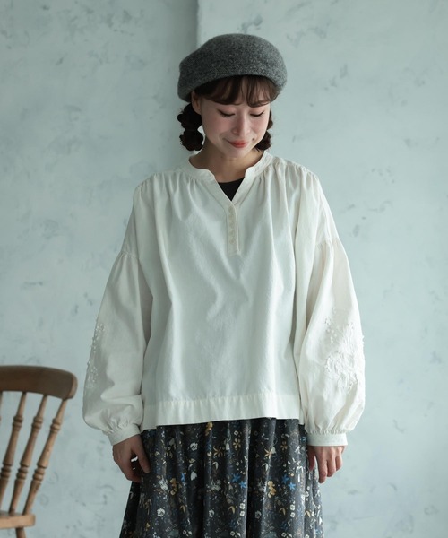 soulberry(ソウルベリー)の「野ばらの実の刺繍ブラウス(シャツ/ブラウス・レディース・オフホワイト・M/L/LL/3L/4L/5L)」の8枚目の写真