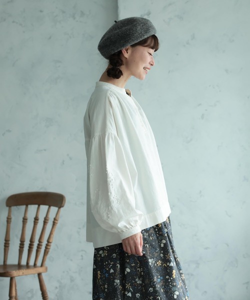 soulberry(ソウルベリー)の「野ばらの実の刺繍ブラウス(シャツ/ブラウス・レディース・オフホワイト・M/L/LL/3L/4L/5L)」の7枚目の写真