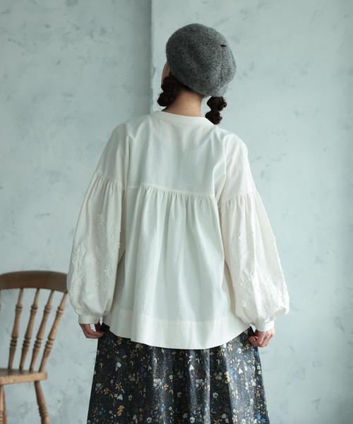 soulberry(ソウルベリー)の「野ばらの実の刺繍ブラウス(シャツ/ブラウス・レディース・オフホワイト・M/L/LL/3L/4L/5L)」の6枚目の写真