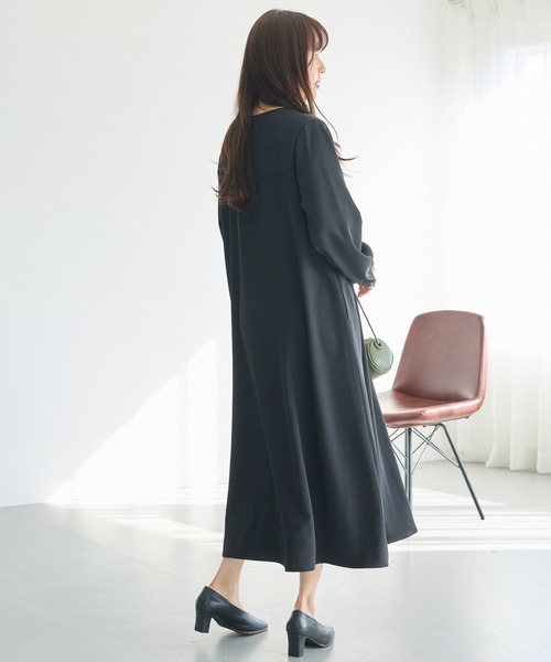 LAVEANGE(ラビアンジェ)の「バイカラージョーゼットワンピース│着るだけできちんと見え/大人の配色デザイン/ロング丈/Aライン/洗える(ワンピース・レディース・ブラック/ネイビー・5L/4L/3L/LL/M)」の13枚目の写真