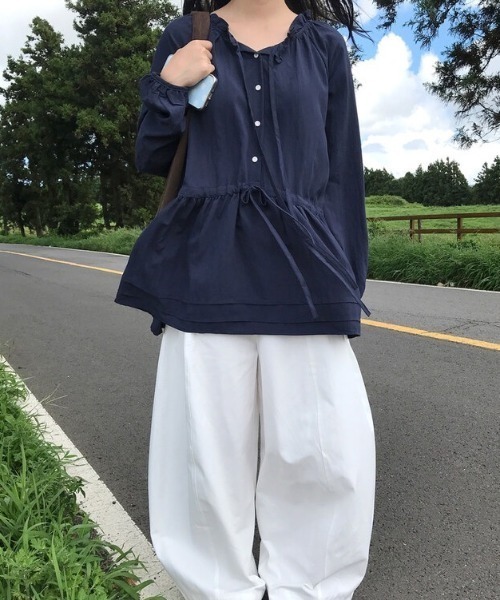 FAVORITO(ファヴォリート)の「リボン付き フリルネック ブラウス(シャツ/ブラウス・レディース・オフホワイト/ダークブルー・F)」の8枚目の写真