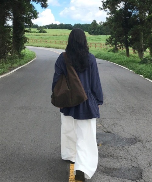 FAVORITO(ファヴォリート)の「リボン付き フリルネック ブラウス(シャツ/ブラウス・レディース・オフホワイト/ダークブルー・F)」の4枚目の写真