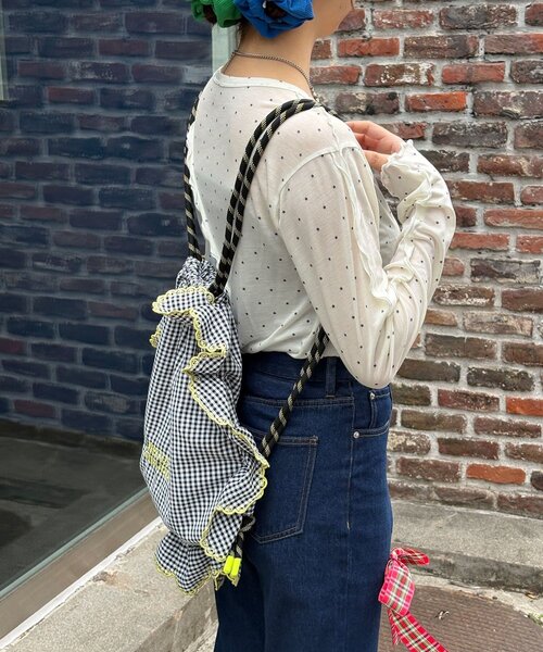 HELLO.SANFRANCISCO（ハローサンフランシスコ）の「【HELLO.SANFRANCISCO/ハローサンフランシスコ】パラコードフリルナップサック（ショルダーバッグ・レディース・ブラック/イエロー/ピンク・ONE SIZE）」の4枚目の写真