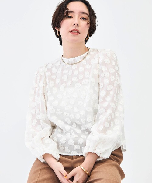 NOLLEY’S（ノーリーズ）の「【KIRYU】ウォッシャブル花柄ジャガードブラウス（シャツ/ブラウス・レディース・ホワイト/ネイビー・38）」の2枚目の写真