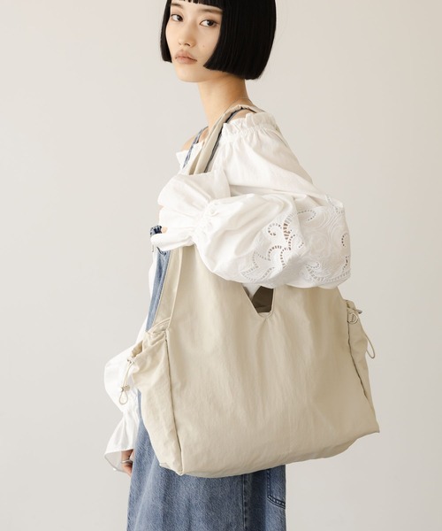 LOWRYS FARM（ローリーズファーム）の「ナイロン５ポケットトートＢＡＧ 647491（トートバッグ・レディース・ブラック/ホワイト・FREE）」の2枚目の写真