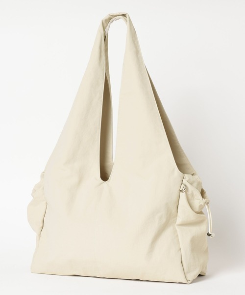 LOWRYS FARM（ローリーズファーム）の「ナイロン５ポケットトートＢＡＧ 647491（トートバッグ・レディース・ブラック/ホワイト・FREE）」の4枚目の写真