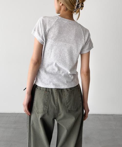 CANAL JEAN(キャナルジーン)の「HARING ラグランコンパクトTシャツ(Tシャツ/カットソー・レディース・スミクロ/ホワイト/アッシュ・ONE SIZE)」の7枚目の写真