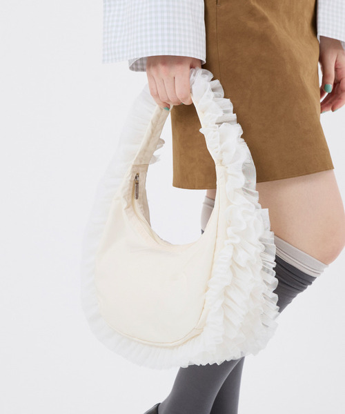 LeSportsac(レスポートサック)の「RUFFLE ZIP HOBO メレンゲレースラッフル(ショルダーバッグ・レディース・ホワイト・FREE)」の2枚目の写真